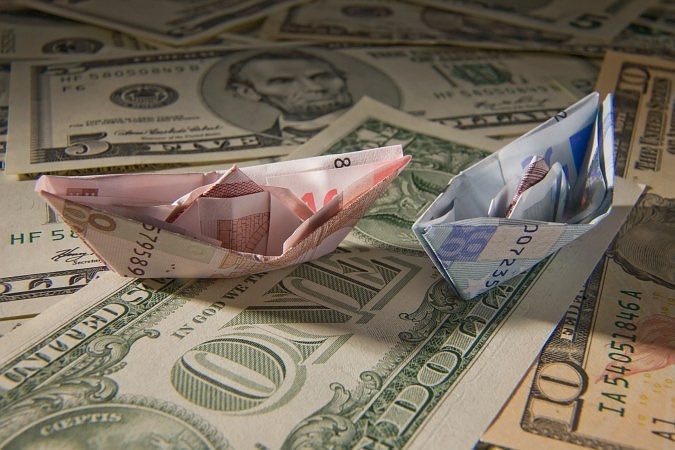 Курс рубля снизился до новых минимумов начиная с февраля Курс рубля снизился до новых минимумов начиная с февраля