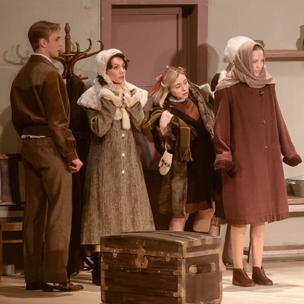 Спектакль «Ее друзья» в МХАТ Горького