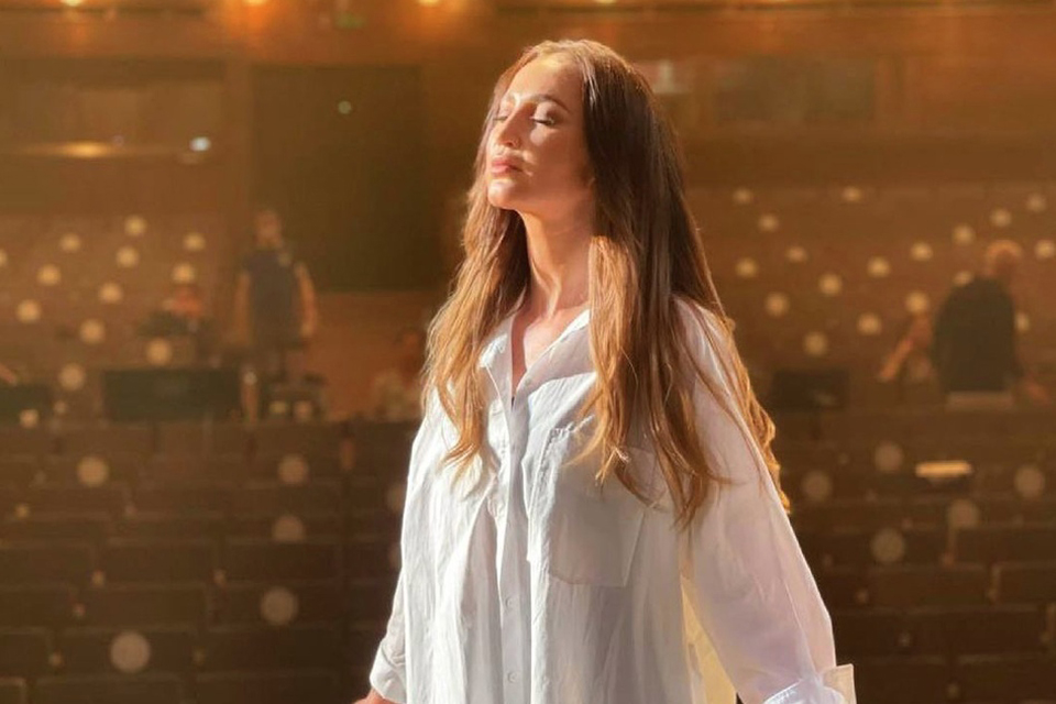 «Мама, я во МХАТе»: Ольга Бузова сыграет в спектакле про Сталина. Театралы озадачены