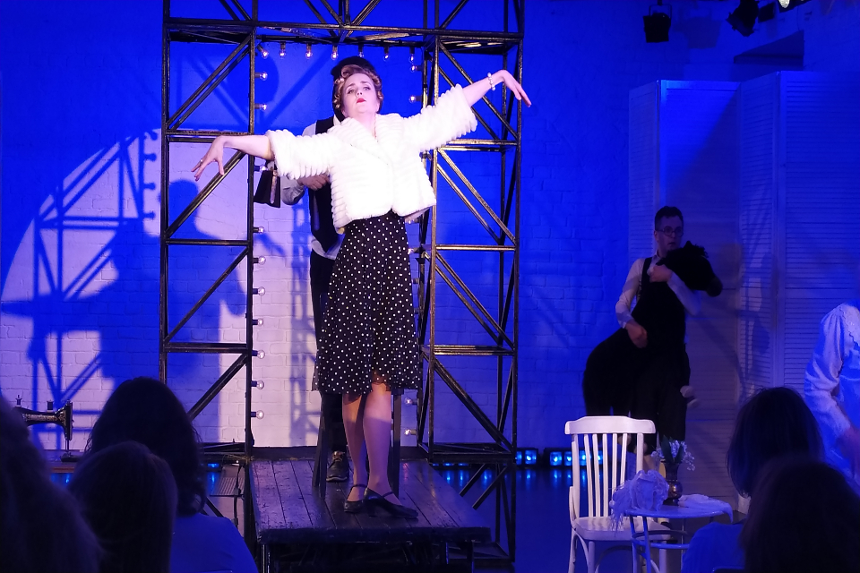 Рецензия на спектакль «Книга судеб» театра МОСТ: цветы оживших воспоминаний