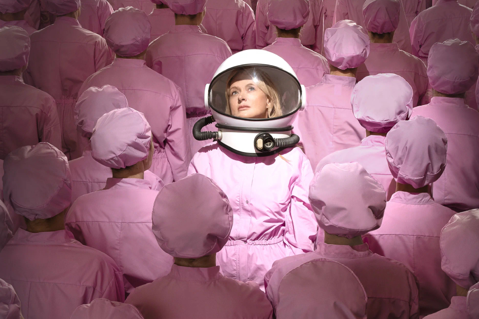 Рецензия на фильм «Чувства Анны» (2023): дочь Никиты Михалкова спасает планету в альтернативной реальности