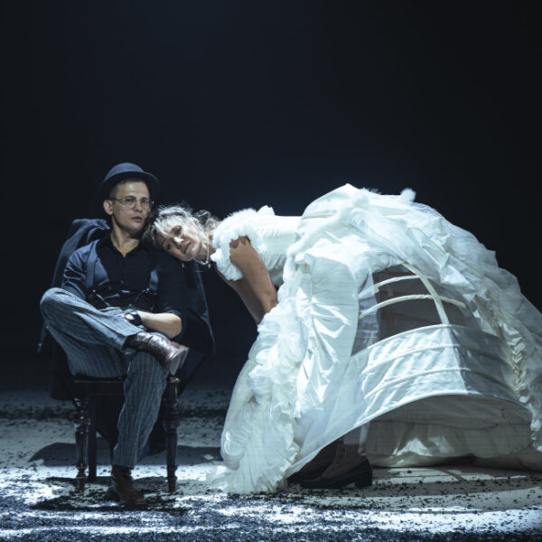 Спектакль «Бесы» в Театре Наций: гастроли новосибирского театра «Красный факел» 