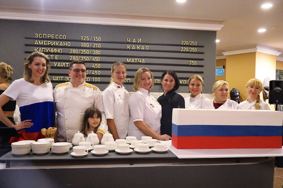 Тысячи десертов в цветах флага России поедут из Москвы в Луганск в рамках благотворительной акции «Вкус Родины»