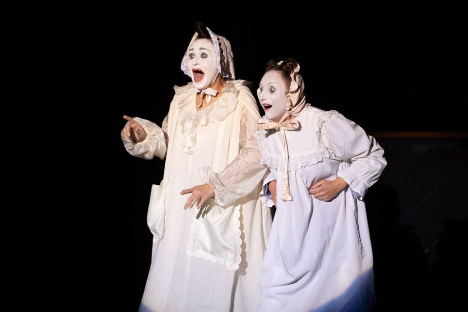 Клоуны на сцене, зрители в слезах: в Санкт-Петербурге состоялась премьера комедии «AMOREnaMORE»