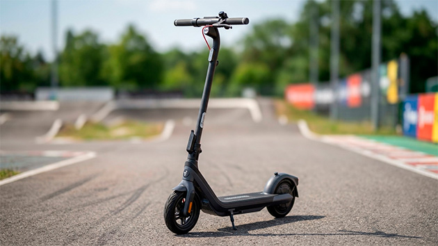 Ninebot KickScooter E2 Pro. Фото: Ян Ляпин / Нейросеть