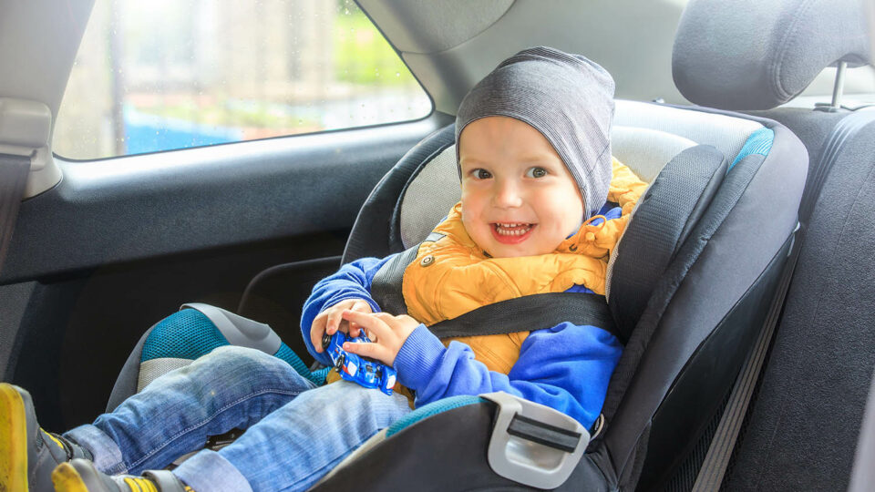 Для перевозки детей в автомобиле разрешены только сертифицированные автокресла и бустеры. Фото: eka_zimina / Shutterstock / Fotodom