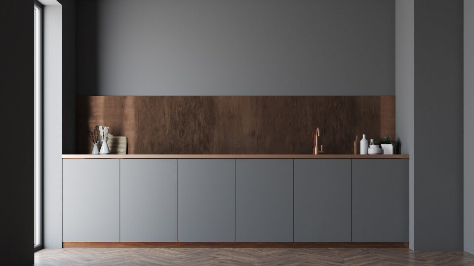 Деревянная столешница абсолютно уместна на серой кухне, главное подобрать правильный оттенок. Фото: ImageFlow / Shutterstock / Fotodom