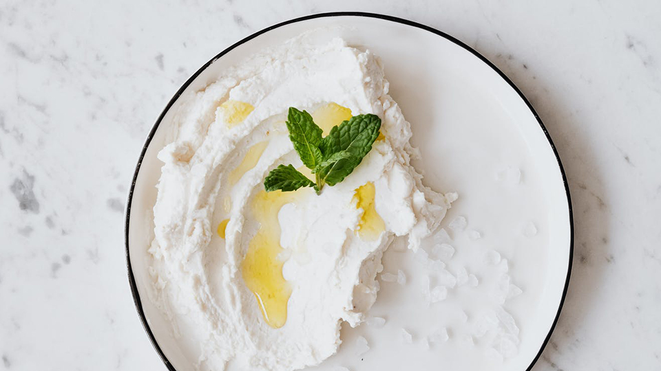 Испорченный творог. Творог запах. Вонючий творог. Микробиология кисломолочных продуктов. Творог запах.