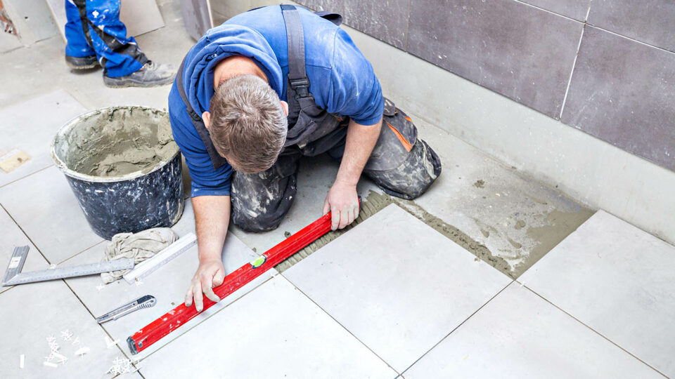Укладка кафельной плитки на пол в ванной. Фото: Dagmara_K / Shutterstock / Fotodom