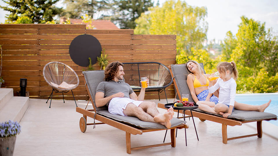 Лучшие шезлонги для дачи 2025