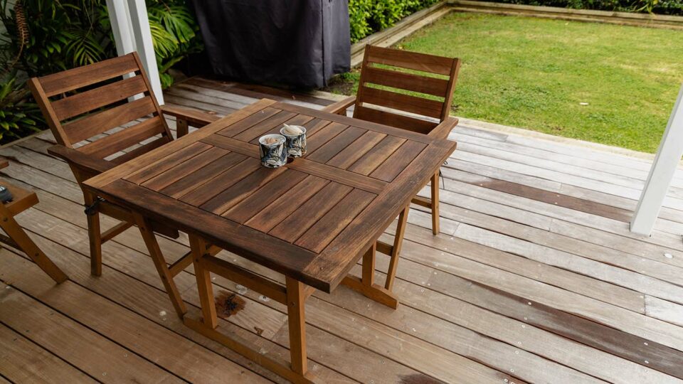 Уличный стол. Фото: theRockRND / Shutterstock / Fotodom