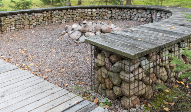 Сооружение подпорной стенки из сетчатых габионов