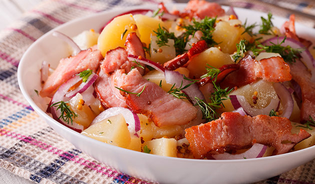 Салат с молодой картошкой и беконом