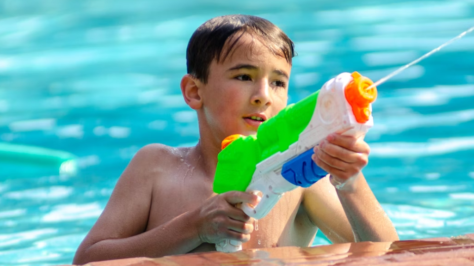 16 лучших детских водяных пистолетов в 2025 году