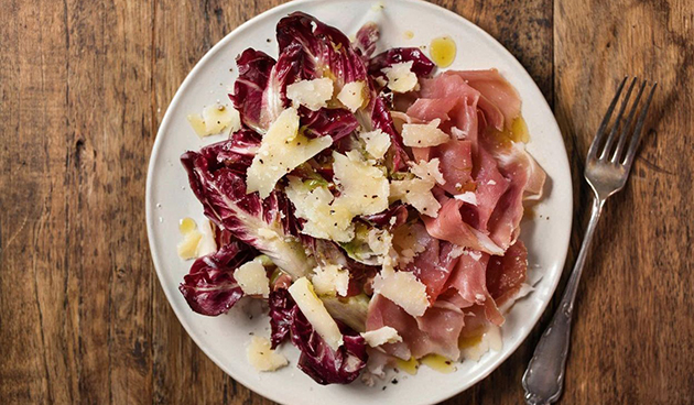 Салат с цикорием, ветчиной и сыром