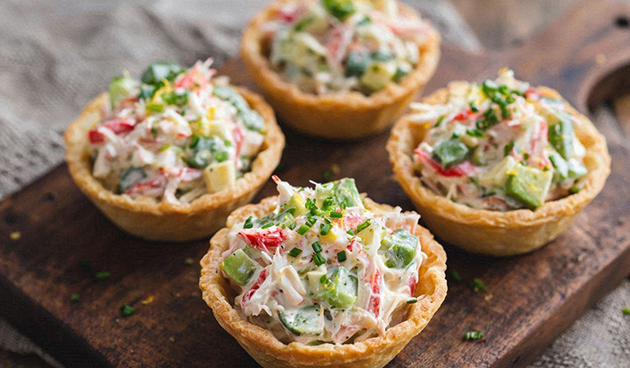 Салат с крабовыми палочками в тарталетках