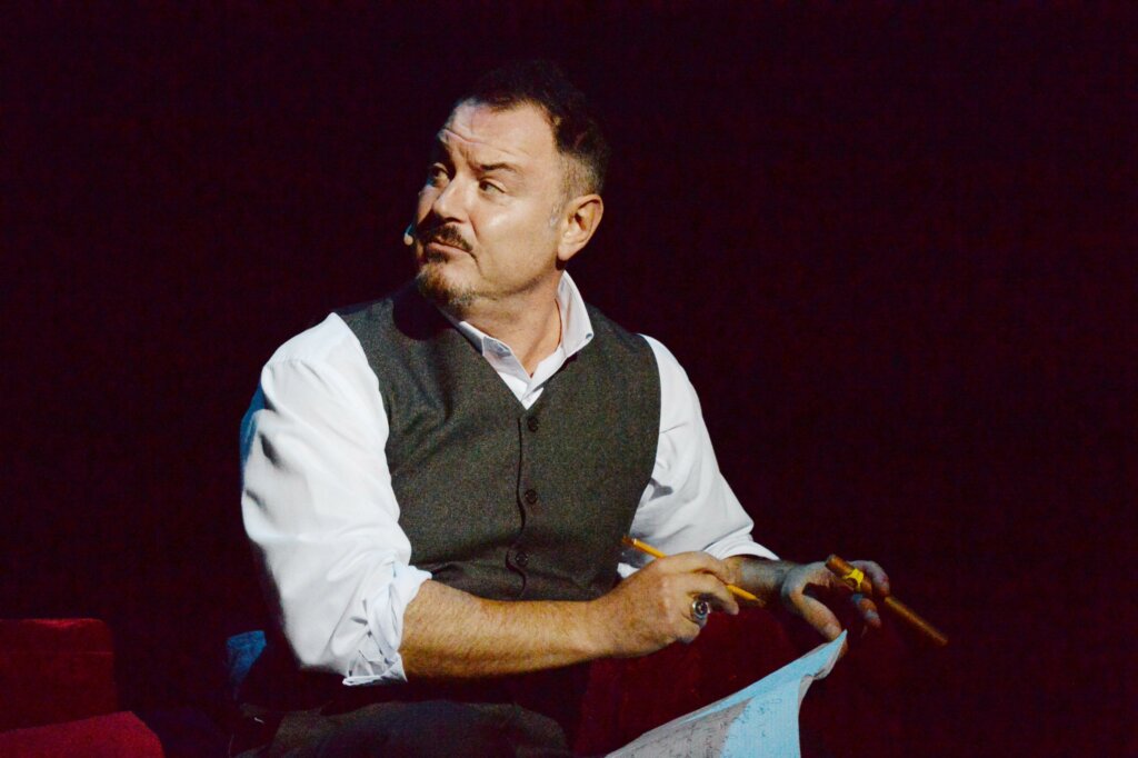 Певец Максим Леонидов рекомендует сериалы для карантина