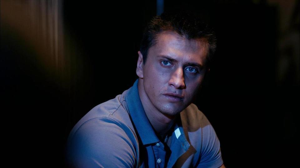 Жена звезды сериала «Мажор» после решения о разводе перебила татуировку