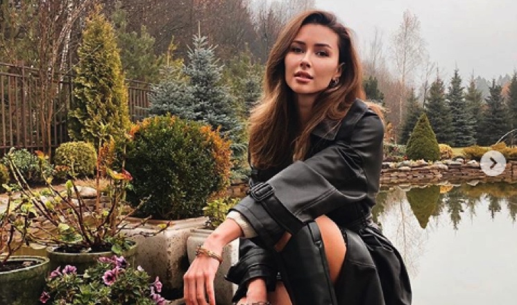 Красавица-невеста: Анна Заворотнюк примерила несколько свадебных образов