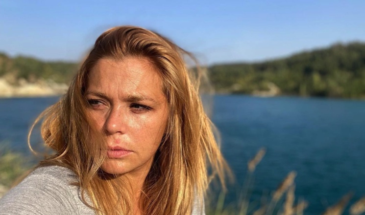 Ирина Пегова похвасталась стройной фигурой в вечернем платье
