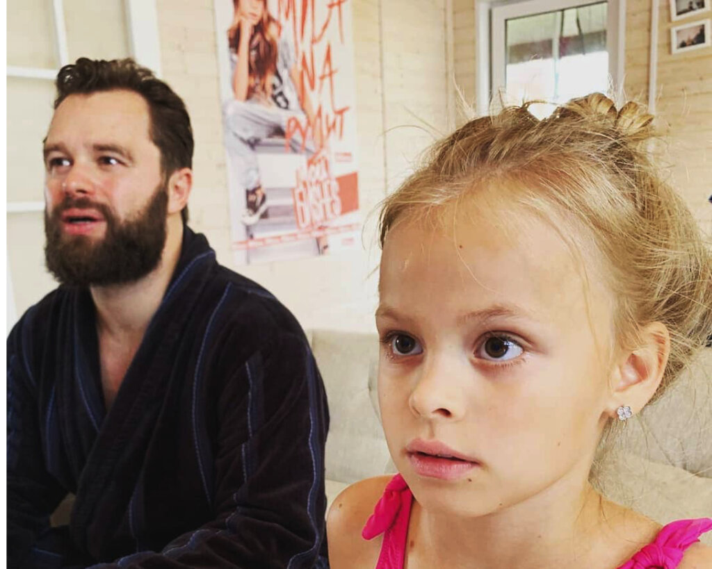 Звезда сериала «Универ» Виталий Гогунский расплакался из-за дочери, которой отказался платить алименты