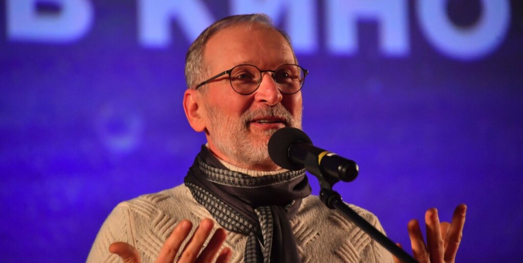 Мыл полы в Третьяковке, жил в гримерке, перенес инсульт прямо на сцене: как «Сваты» изменили Федора Добронравова