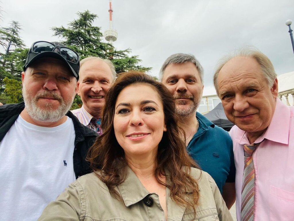 В Сети появились новые фотографии со съемочной площадки «Сватов»