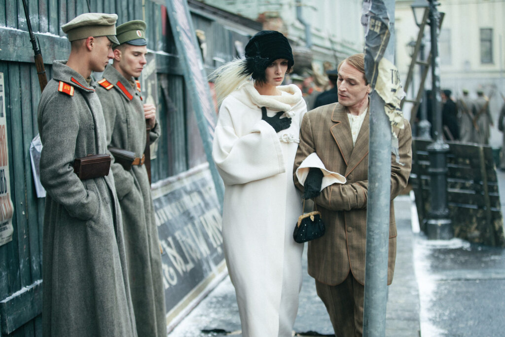 Невозможно оторвать глаз: 7 интересных сериалов с шикарными декорациями и костюмами