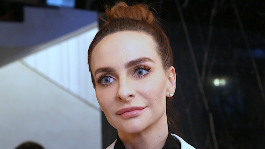 Платье-комбинация и сапоги в жокейском стиле: Екатерина Варнава поразила всех своим ярким образом