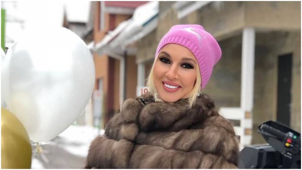 Праздник к ним приходит: как российские звезды нарядили елки в Год Голубого Тигра