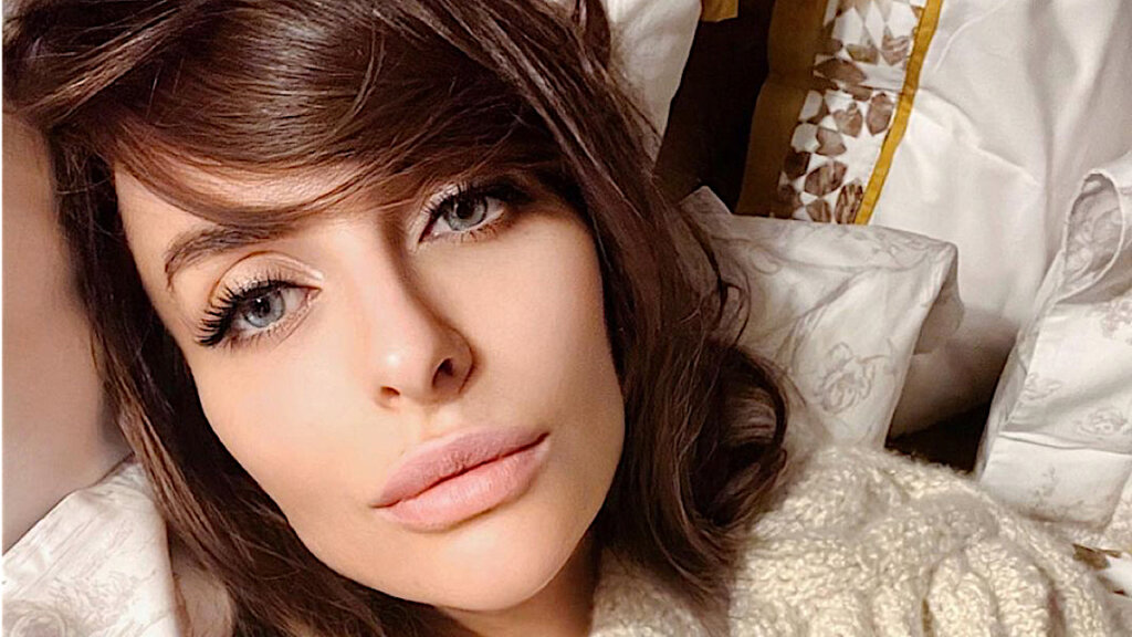 Платье из перьев и смелый разрез до бедра: Екатерина Варнава покорила публику стильным образом