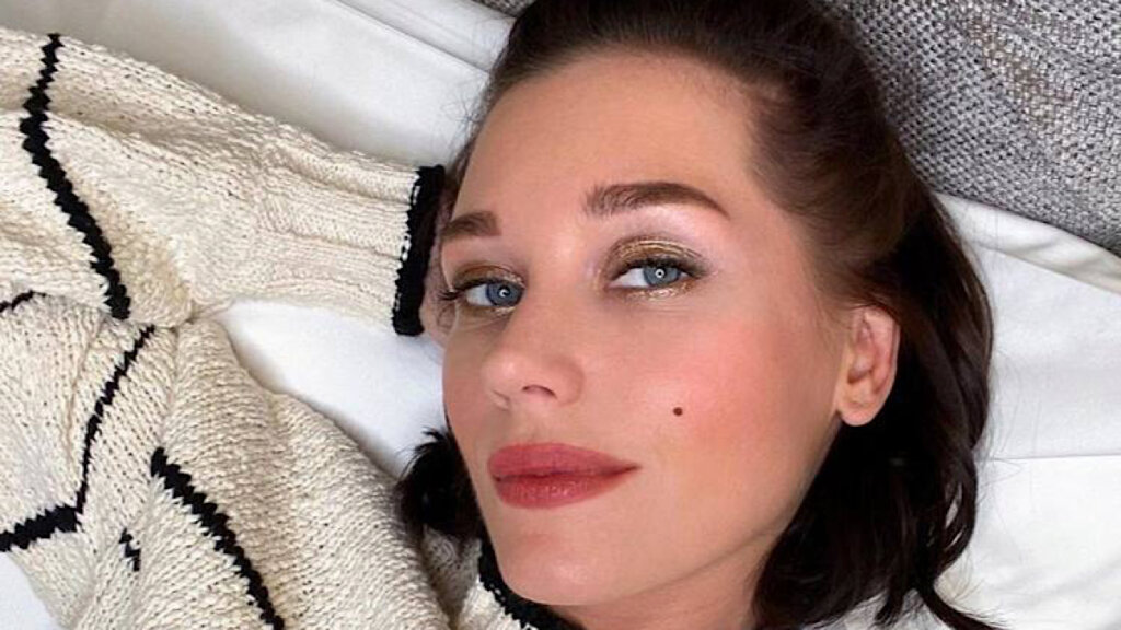 Платье с высоким разрезом и элегантная шляпка: Кристина Асмус предстала перед публикой в стильном образе