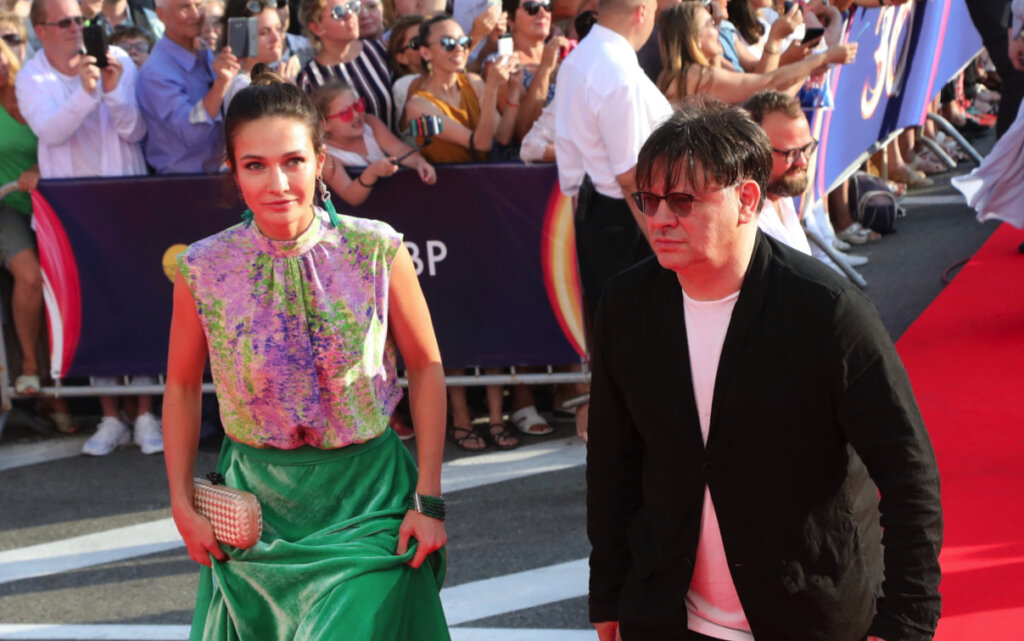 Появилось первое фото овдовевшего Валерия Тодоровского через три месяца после смерти Евгении Брик