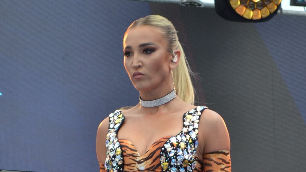 Новости шоу-бизнеса: Ревва покинул Россию, Литвинова показывает свадебное платье в Париже, Шукшина бесится из-за Бузовой