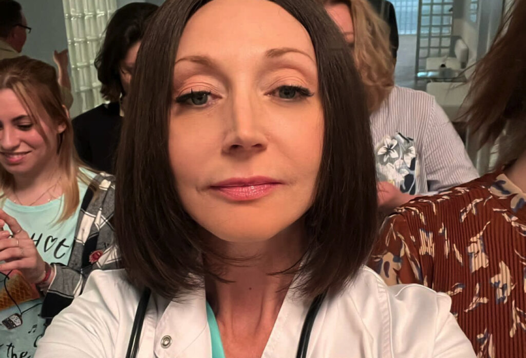 Кристина Орбакайте после слухов о болезни Пугачевой в больничном халате сфотографировалась в клинике