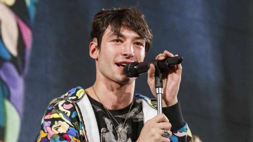 Эзра Миллер публично извинился