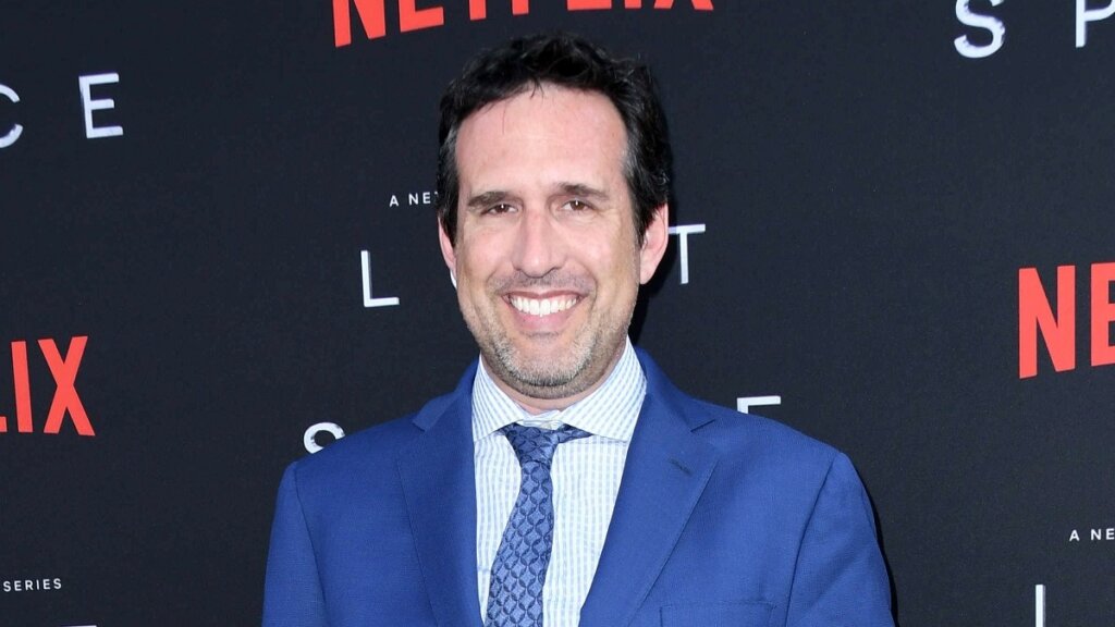 Умер Зак Эстрин, сценарист «Побега» и «Зачарованных» и шоураннер «Затерянных в космосе»