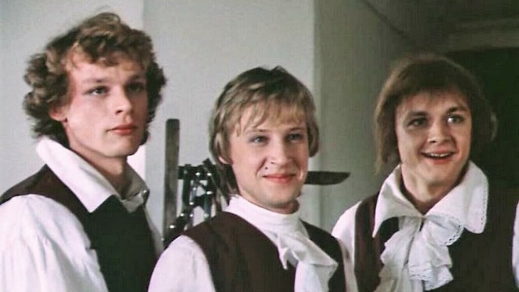 На съемках сериала «Гардемарины, вперед!» чуть не погиб каскадёр, а Боярский бил Лютаеву по-настоящему