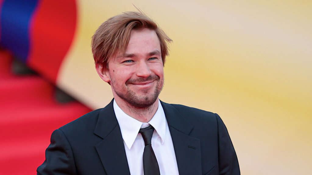 Обросший Александр Петров напугал публику внешним видом