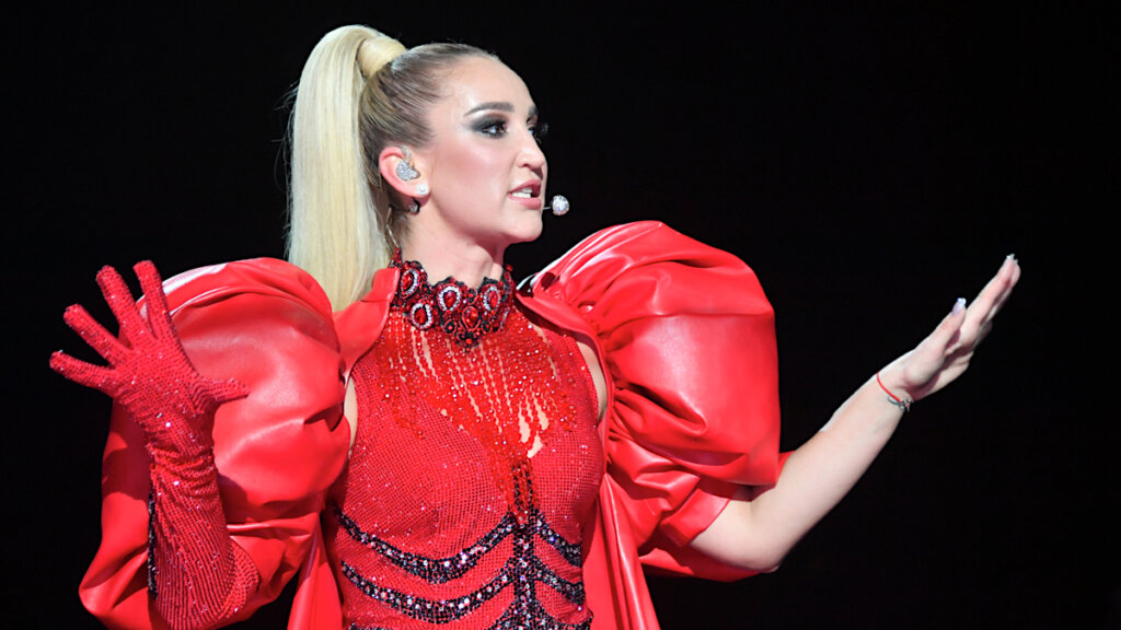 Ольга Бузова получила по лицу на собственном концерте