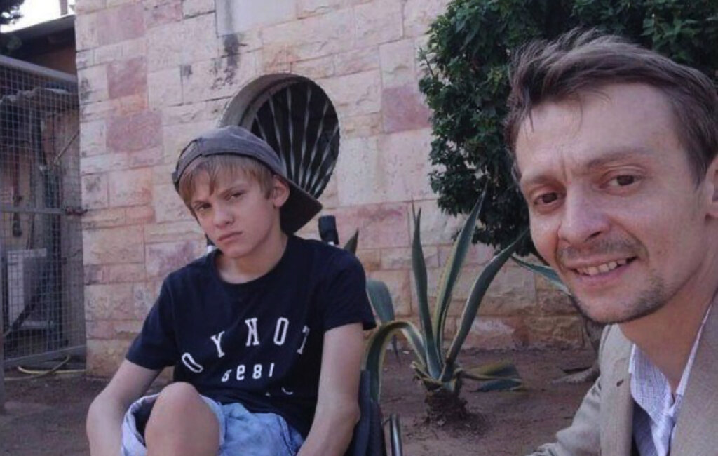 Рожденный с ДЦП сын звезды сериала «След» Евгения Кулаков бился головой о раковину и порезал лоб