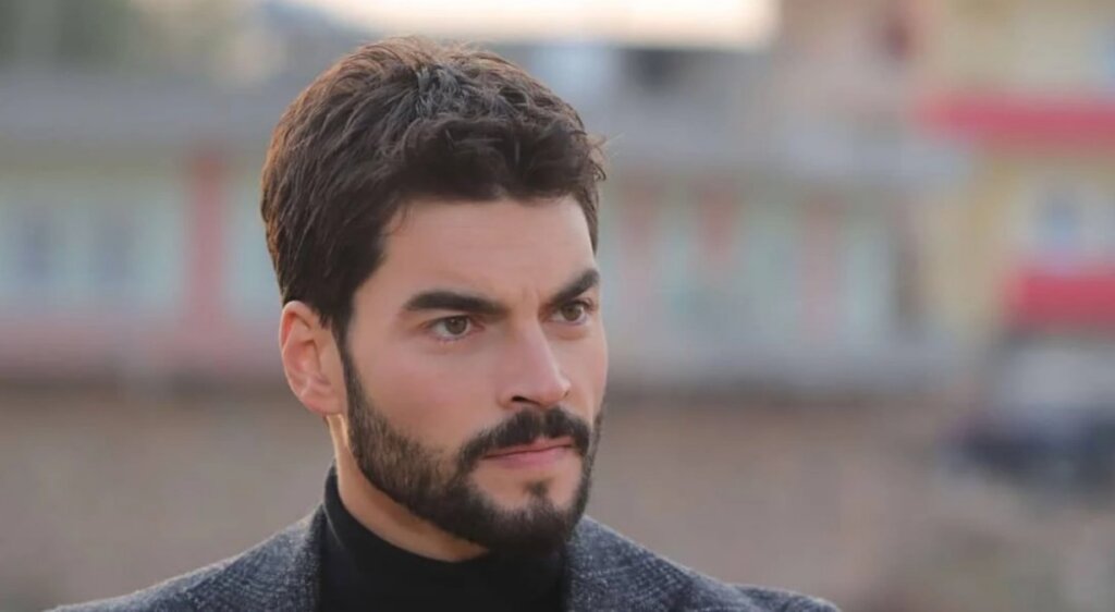 Звезда турецкого сериала «Ветреный» прилетел в Москву