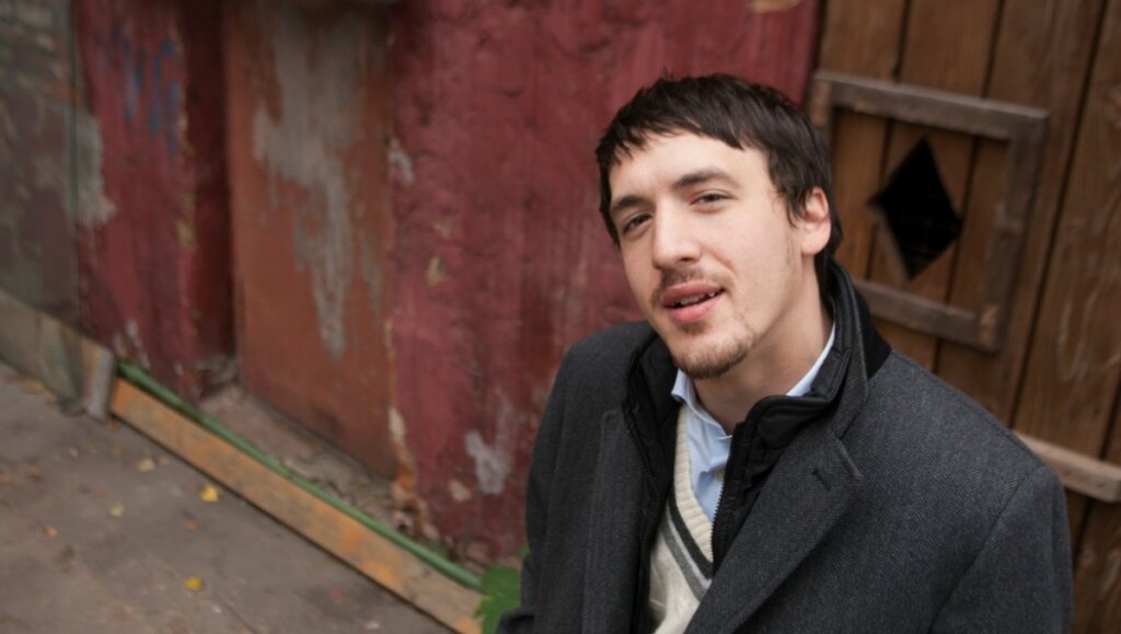 Мама и тяжелобольной брат Артура Смольянинова* прозябают в нищете и грязи с бездомными собаками