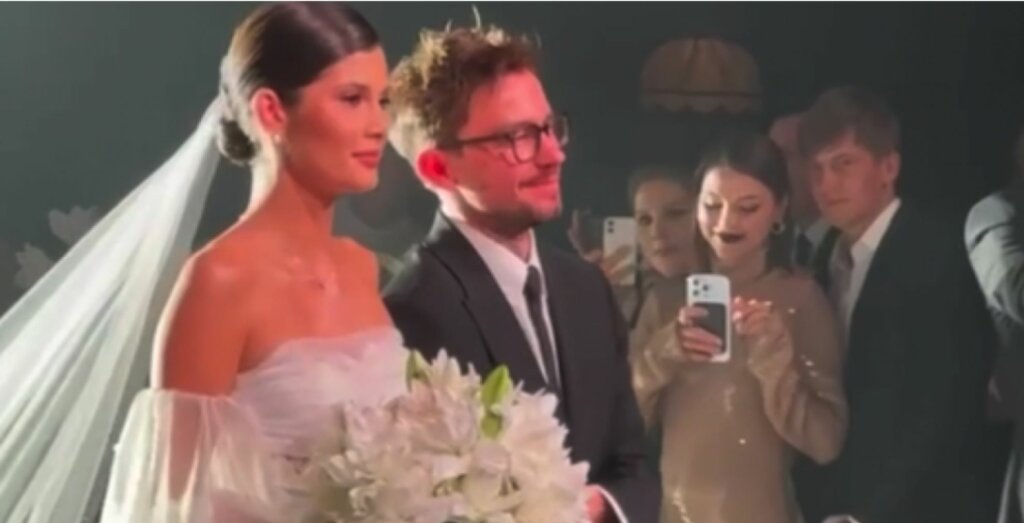 Саша Петров разрыдался перед женой без нижнего белья