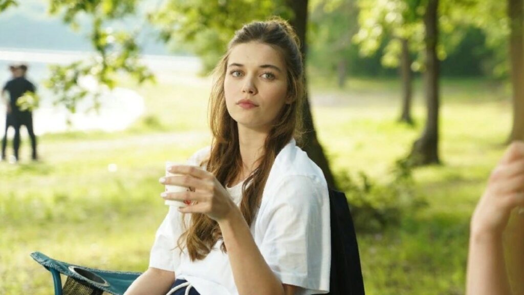 Афру Сарачоглу ограбили, а Мерт Рамазан Демир объявил бойкот создателям «Зимородка»