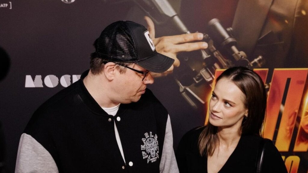 «Мы с женой играем»: Гарик Харламов показал, как отдыхает с Катериной Ковальчук