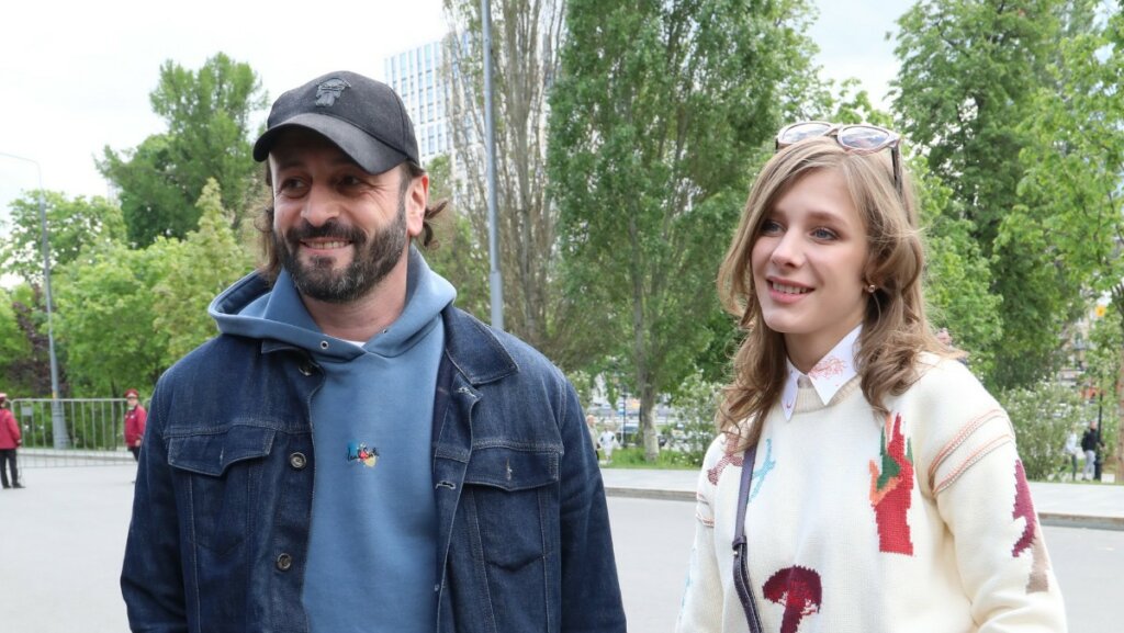 «Не очень люблю это»: Лиза Арзамасова впервые высказалась о матери Ильи Авербуха