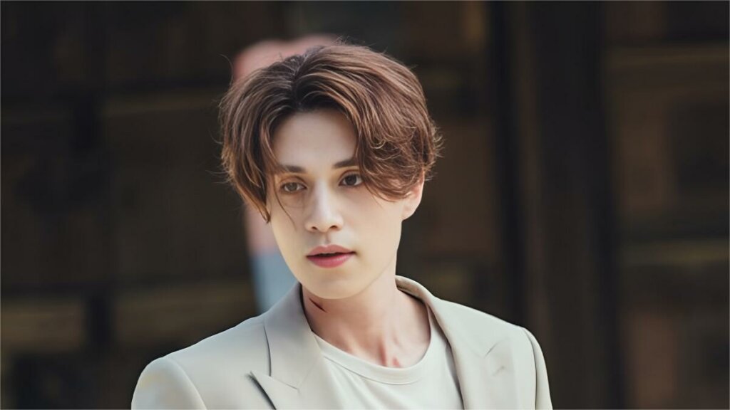 Избегает людей и боится отношений: Ли Дон-ук и его закрытая жизнь