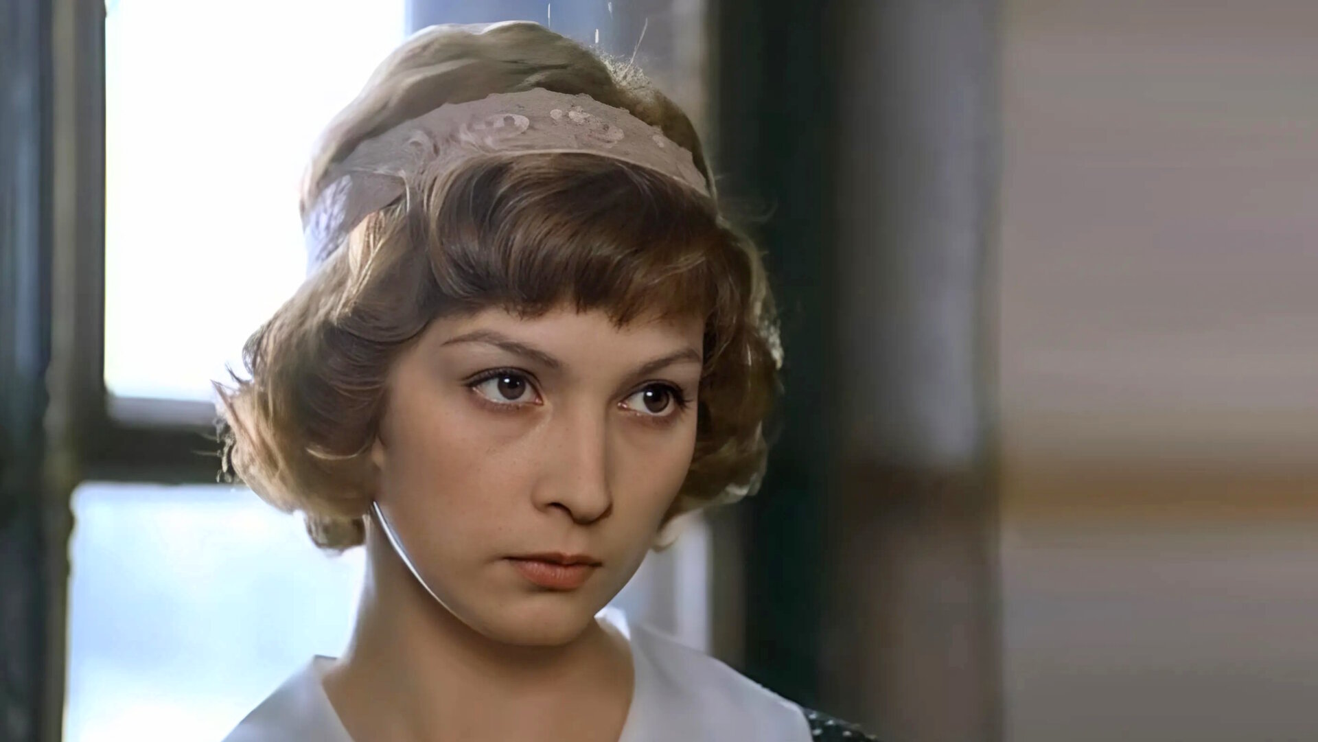 Краб позициясында колготкидегі тәбетті қисықтар Әйелі кискасын қалай қырады (бейне)