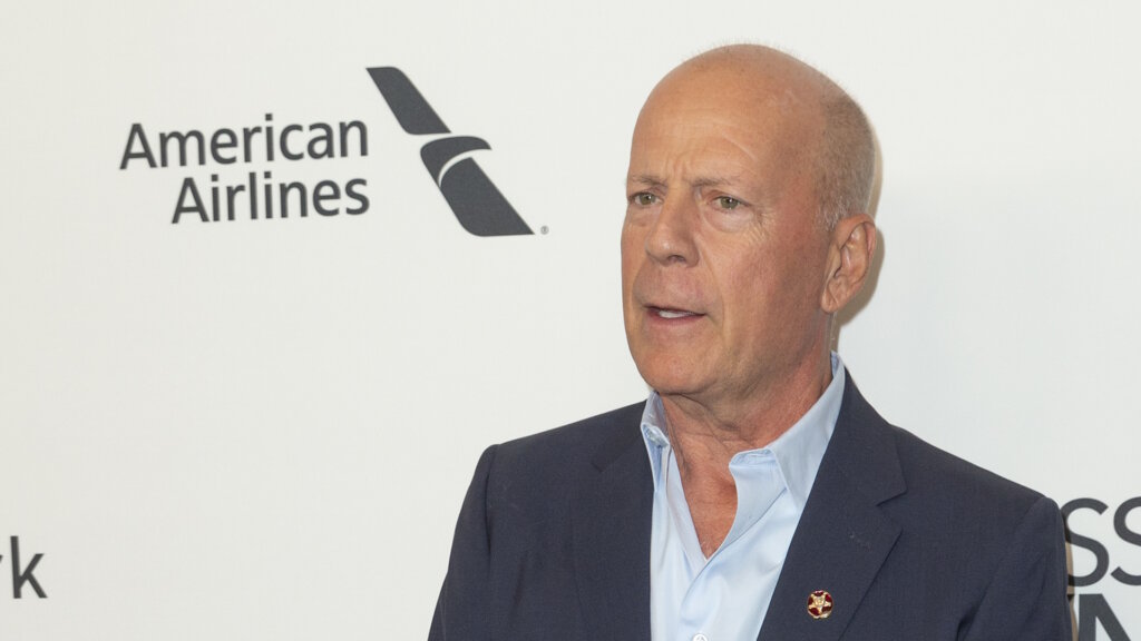 Тяжелобольной Брюс Уиллис впервые вышел к людям и встретился с огнеборцами Лос-Анджелеса